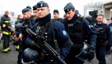 В Париже полиция открыла огонь по пытавшемуся напасть на полицейского мужчине