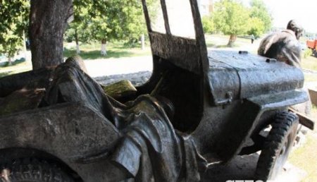 В Киеве у памятника воинам-автомобилистам отпилили бронзовый руль
