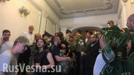 В Киеве у суда, где слушается дело журналиста Коцабы, начались стычки (ВИДЕО)