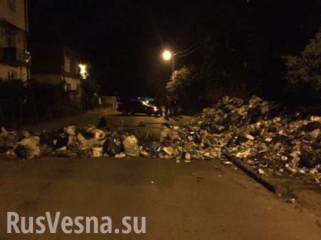 Жители Львова возводят мусорные баррикады (ФОТО)
