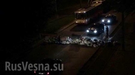 Жители Львова возводят мусорные баррикады (ФОТО)