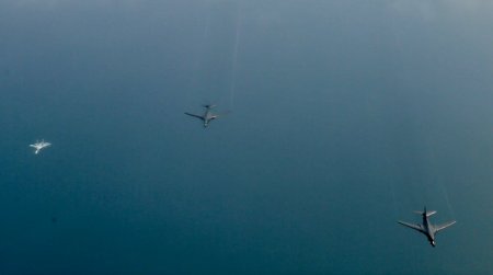 СРОЧНО: Первый кадр — Су-27 перехватил стратегические бомбардировщики ВВС США (ФОТО)