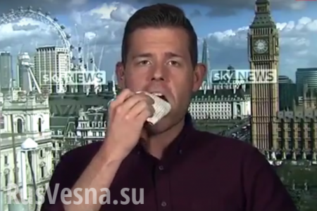 Британский политолог, сделавший неверный прогноз, съел свою книгу (ВИДЕО)