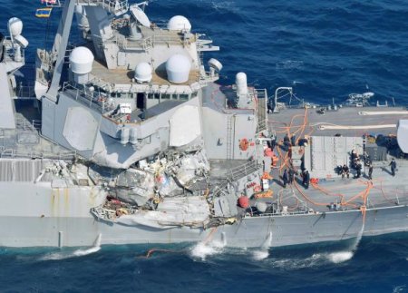 ВМС США подтвердили пропажу без вести 7 человек при столкновении эсминца и торгового судна