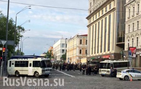 Неонацисты перекрыли центр Киева, чтобы помешать маршу гомосексуалистов (ФОТО)