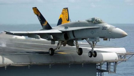 Американские пилоты истребителей F-18 гибнут из-за негодной системы подачи воздуха