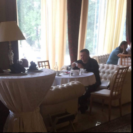 Наблокадил: Семенченко сфотографировали за обедом в дорогом ресторане