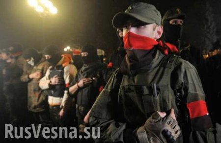 В Одессе боевики «Правого сектора» сорвали с прохожего футболку с надписью «Россия» (ФОТО)