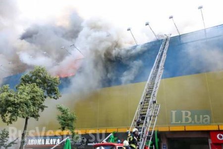 Знаки: В центре Киева загорелся дом, накрытый гигантским флагом Украины (ФОТО)