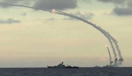 Опубликовано видео удара кораблей ВМФ России по объектам ИГ в Сирии