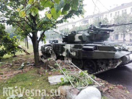 В Минске танк снес фонарный столб (ФОТО, ВИДЕО)
