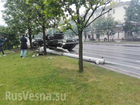 В Минске танк снес фонарный столб (ФОТО, ВИДЕО)