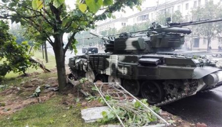 Когда запрещаешь георгиевские ленты: Опубликовано видео аварии танка Т-72 в Минске