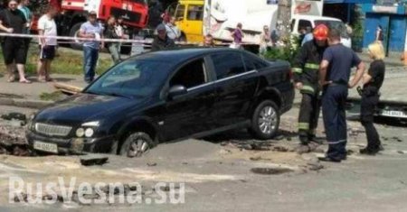 Провал: в Киеве автомобиль «ушел» под асфальт (ФОТО)