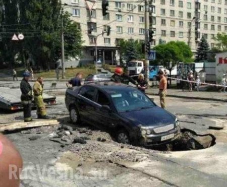 Провал: в Киеве автомобиль «ушел» под асфальт (ФОТО)