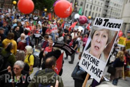 Тысячи людей вышли на улицы Лондона, требуя отставки правительства (ФОТО, ВИДЕО)