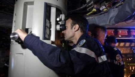 Пытается подражать Путину: Макрон высадился на атомную подводную лодку с вертолета