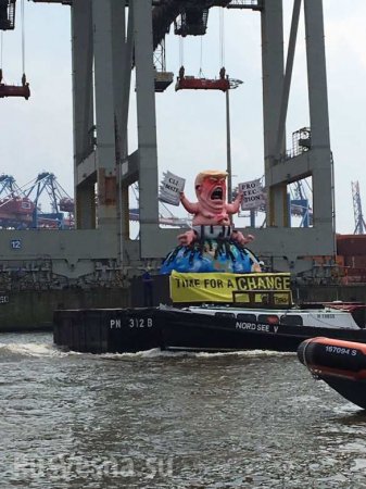 Greenpeace установил в Гамбурге статую Трампа в подгузнике (ФОТО)