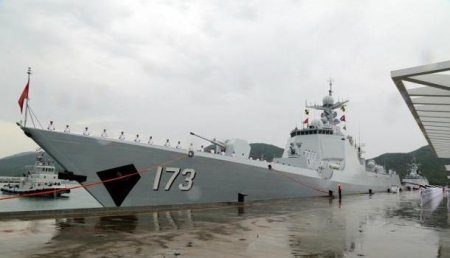 Китайский эсминец проекта 052D потерял ход в Индийском океане