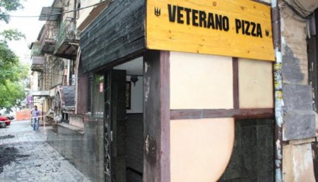 В Днепропетровске сожгли пиццерию карателей «Pizza Veterano» (ФОТО, ВИДЕО)