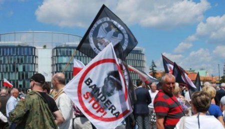 «Бандеровцам жить не дадим»:Варшава отмечает годовщину Волынской резни