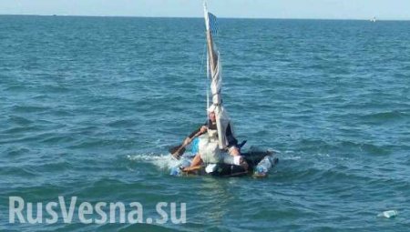 Пограничники ФСБ выловили в Керченском проливе «путешественника» на плоту из досок и бутылок