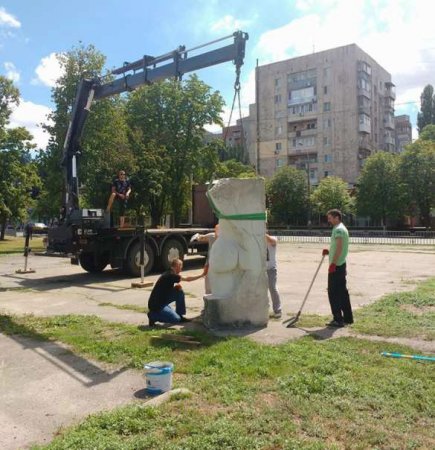 Вместо Ленина: В Днепропетровске поставили памятник ягодицам (ФОТО)