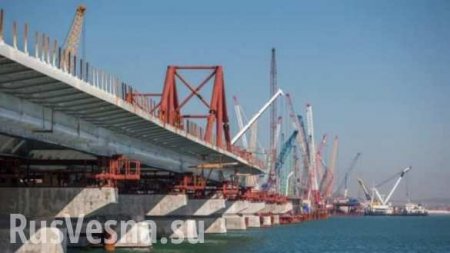 Автомобильный мост в Крым готов на 75%