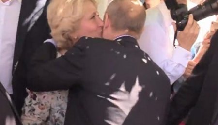 Туристка на Арбате поцеловала Путина. А он её обнял