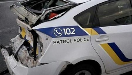В Киеве грузовик протаранил автомобиль полиции