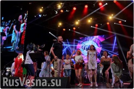 Зрители на сцене, музыканты в зале: как прошел единственный концерт Кустурицы в Крыму (ФОТО)
