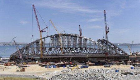 «Это все компьютерная графика»: Строители завершили сборку автодорожной арки Крымского моста