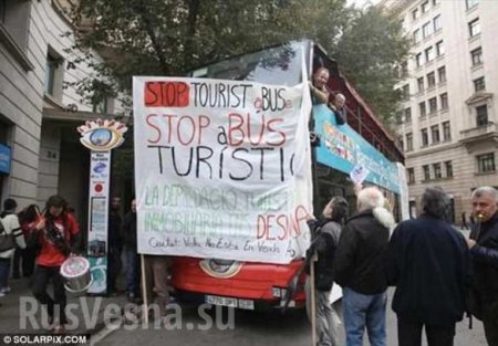 «Это было очень страшно», — в Барселоне напали на автобус с туристами (ФОТО, ВИДЕО)