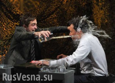 «Может, вы петушок?»: Украинский телеведущий облил водой гостя программы (ВИДЕО 18+)