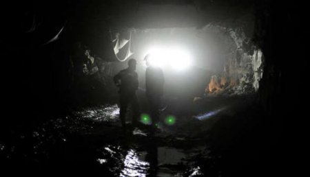 Телефонные звонки и фонари помогли выжить горнякам на руднике «Мир»