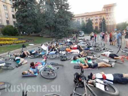 «Я хочу жить!» — в Днепропетровске велосипедисты легли на дорогу (ФОТО)