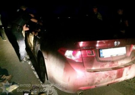 Человек, деньги и кило янтаря: В Луцке полиция задержала авто с живым человеком в багажнике