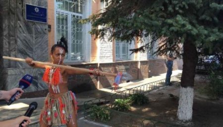 Активистка Femen пришла на допрос в полицию с копьем в руках и в одеянии аборигена