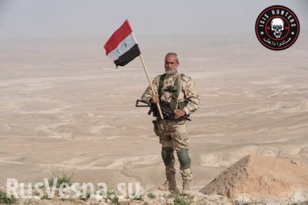 В ознаменование важной победы САА и ВКС: После взятия оплота ИГИЛ на горе у цитадели размещён огромный флаг Сирии (ФОТО)