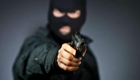 В Сети опубликовано видео вооруженного ограбления мужчины в Киеве
