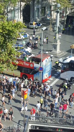 Микроавтобус въехал в толпу в Барселоне, есть пострадавшие (ФОТО, ВИДЕО)