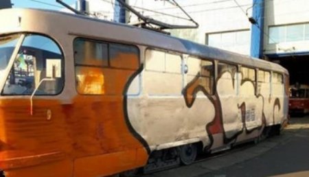Новая тенденция: В Киеве неизвестные остановили трамвай, чтобы его разрисовать
