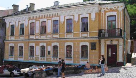 Доме Булгакова на Андреевском спуске в Киеве покрылся гигантскими трещинами