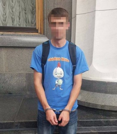 «Сепаратистская диверсия»: Задержан хулиган, написавший обидное слово на окне Верховной Рады