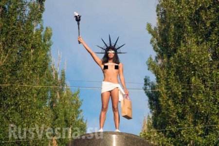 В Киеве голая «активистка» Femen кидалась конфетами Roshen с постамента памятника Ленину (ФОТО, ВИДЕО 18+)