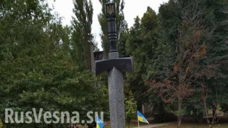 В Киеве облили краской недавно установленный памятник боевикам «АТО» (ФОТО, ВИДЕО)