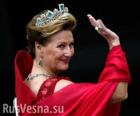 Королева Норвегии отправилась в лес с мигрантами