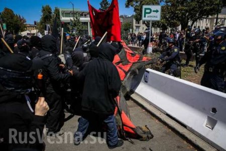 США штормит: митинги в Калифорнии окончились кровавыми столкновениями (ФОТО)