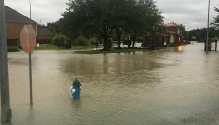 В Техасе начала протекать дамба, объявлена эвакуация