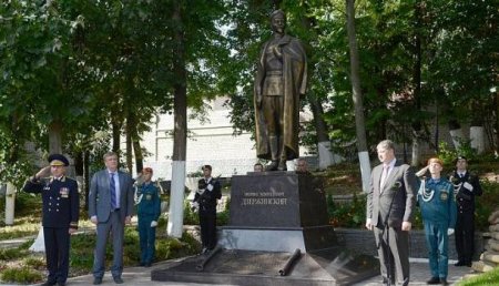 В Кирове открыли памятник Феликсу Дзержинскому